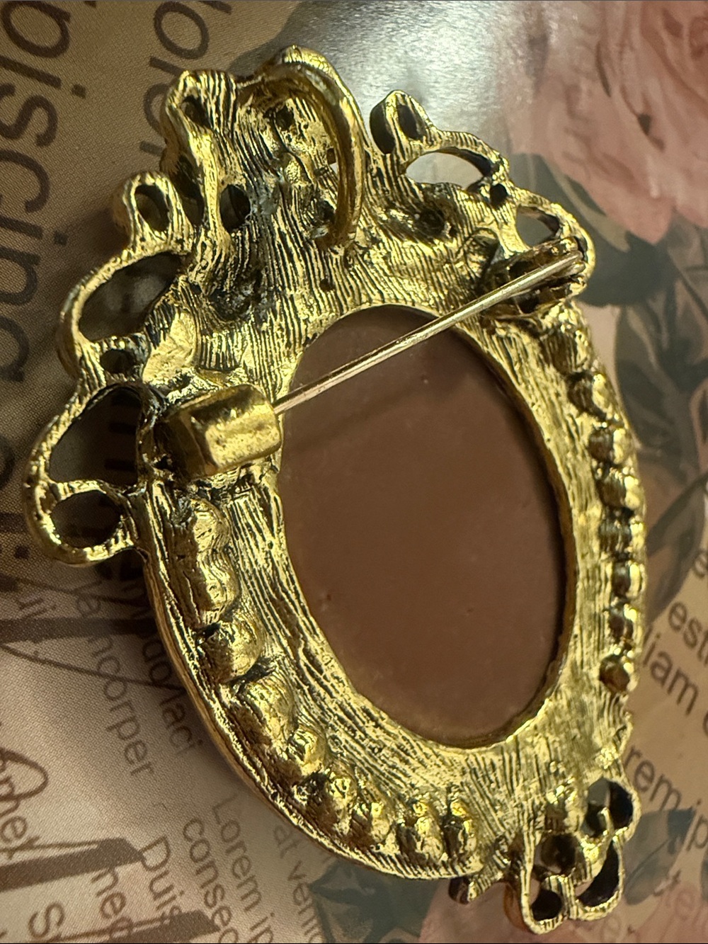 Vintage-Inspired Gold Cameo Pendant/Brooch - Cream and Gold - Picture 2 of 4